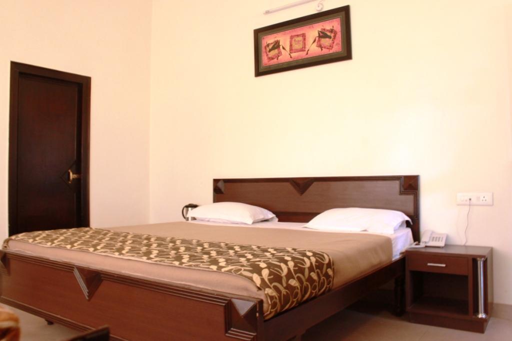 Hotel Utsav Дехрадун Екстериор снимка