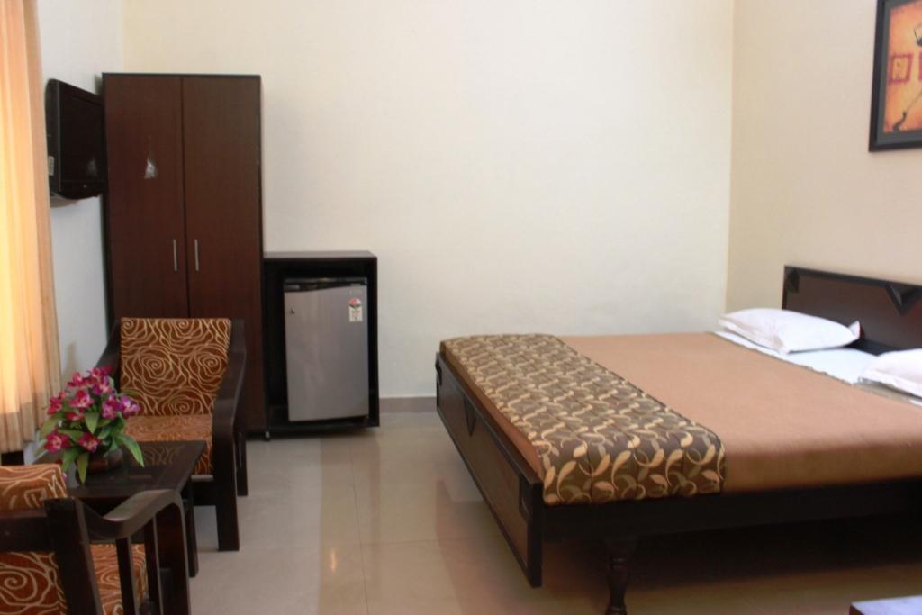 Hotel Utsav Дехрадун Екстериор снимка