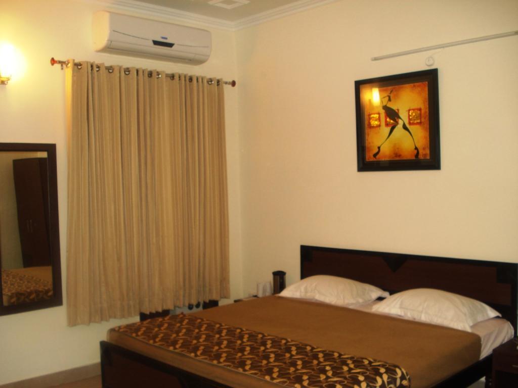 Hotel Utsav Дехрадун Екстериор снимка