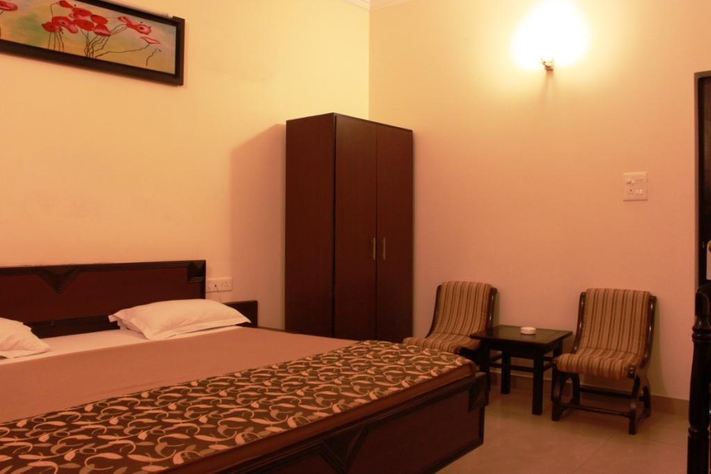 Hotel Utsav Дехрадун Екстериор снимка