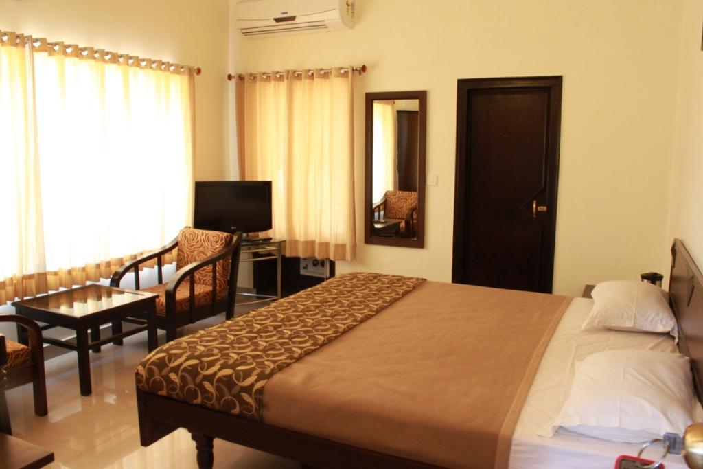 Hotel Utsav Дехрадун Екстериор снимка