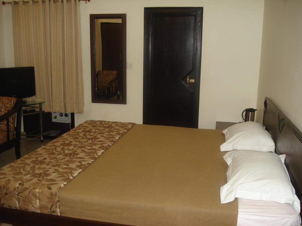 Hotel Utsav Дехрадун Екстериор снимка