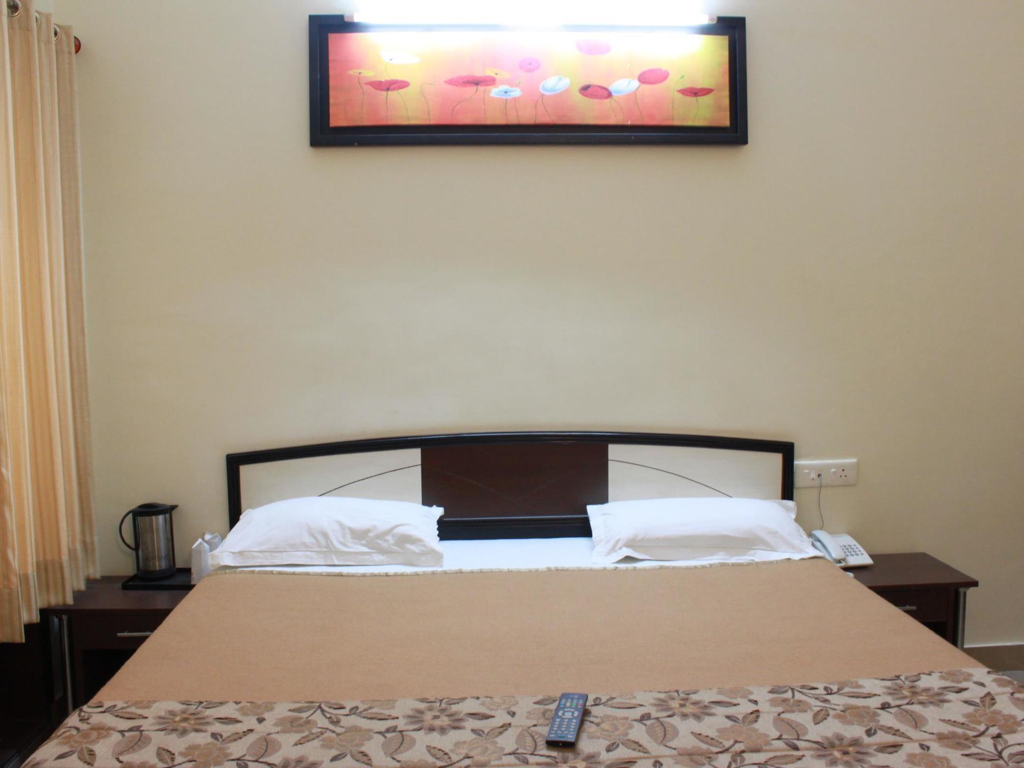 Hotel Utsav Дехрадун Екстериор снимка