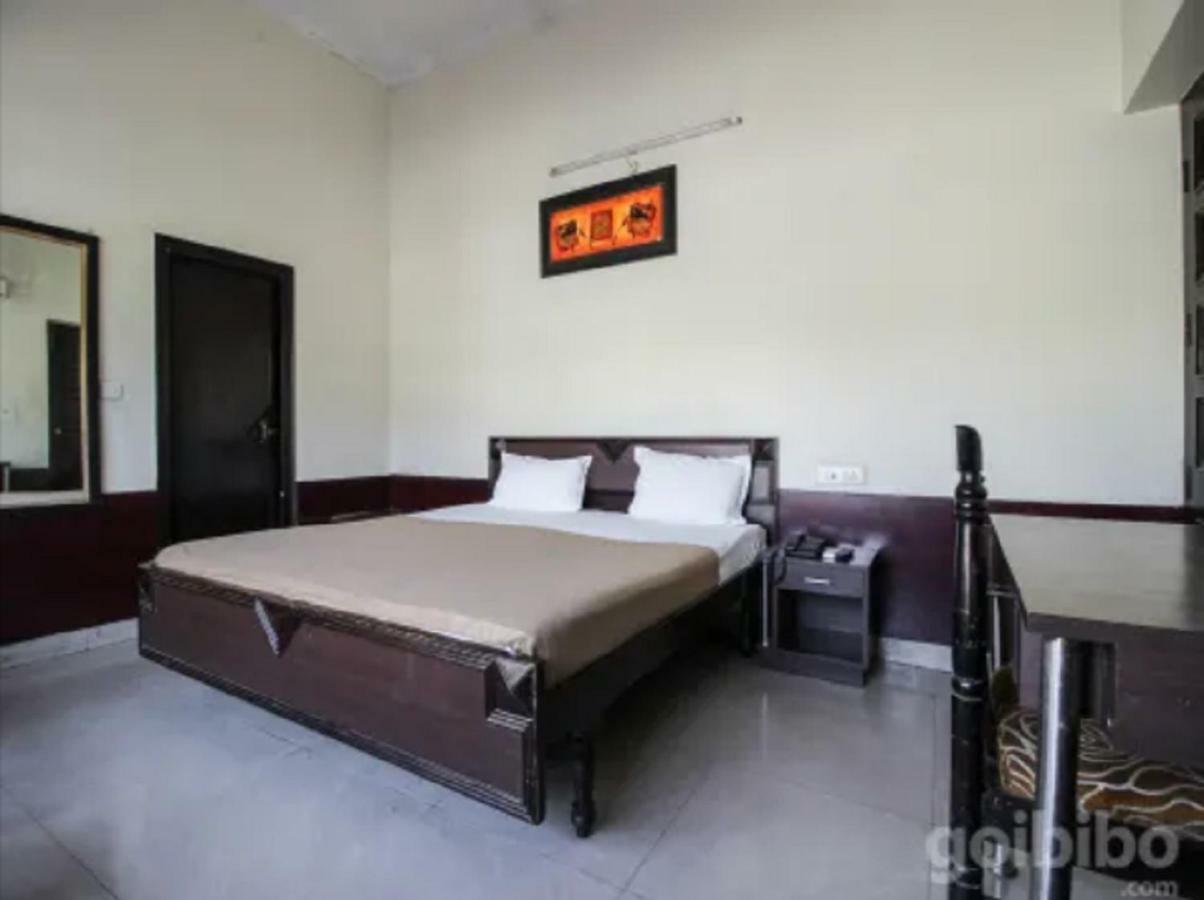Hotel Utsav Дехрадун Екстериор снимка