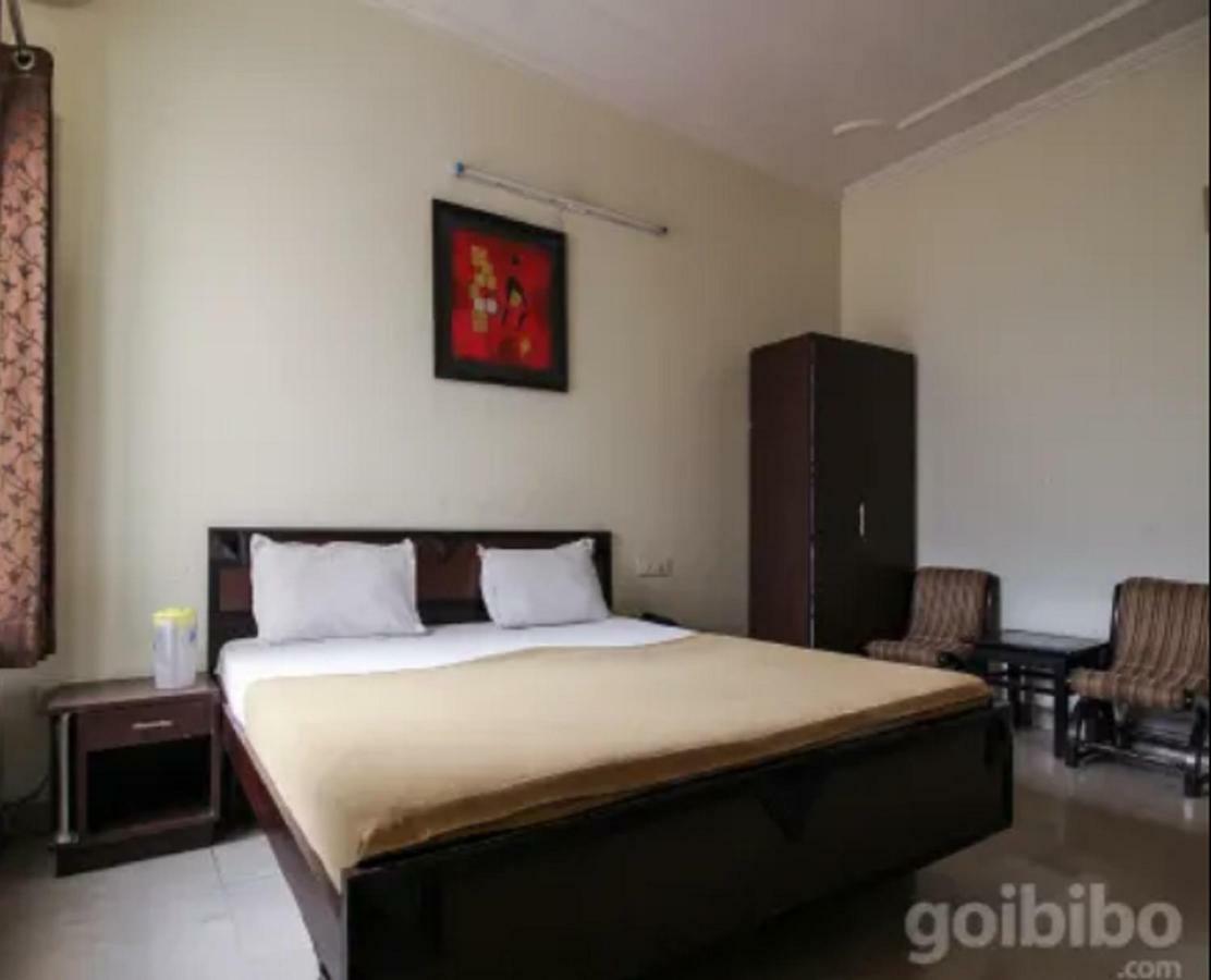 Hotel Utsav Дехрадун Екстериор снимка